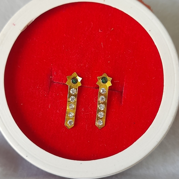 Beautiful new flower desine studs - Picture 9 of 16